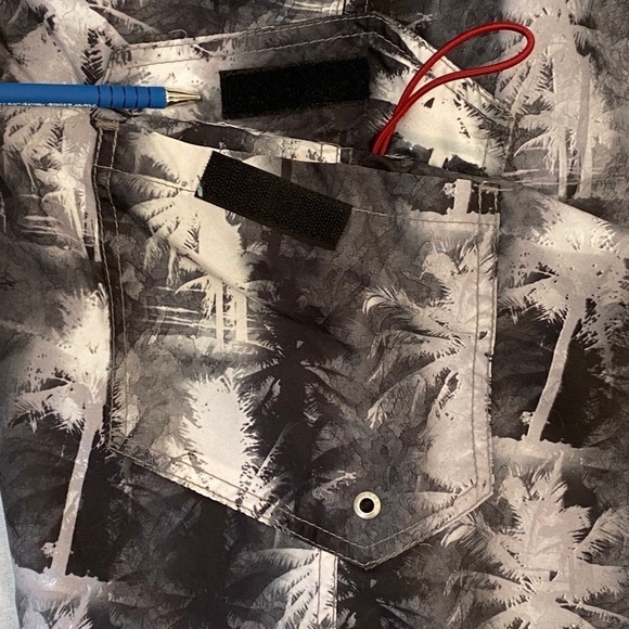 Docker's Mesh Lined Swim Shorts Grayscale Palm Tree Print Thigh Pocket Sz Large - Picture 2 of 7